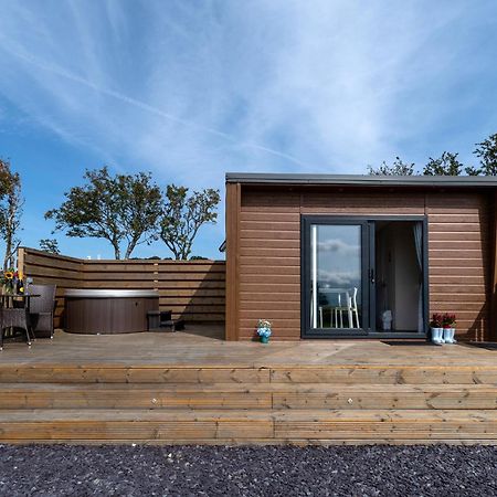Waenfechan Glamping With Hot Tubs Колуин Бей Екстериор снимка